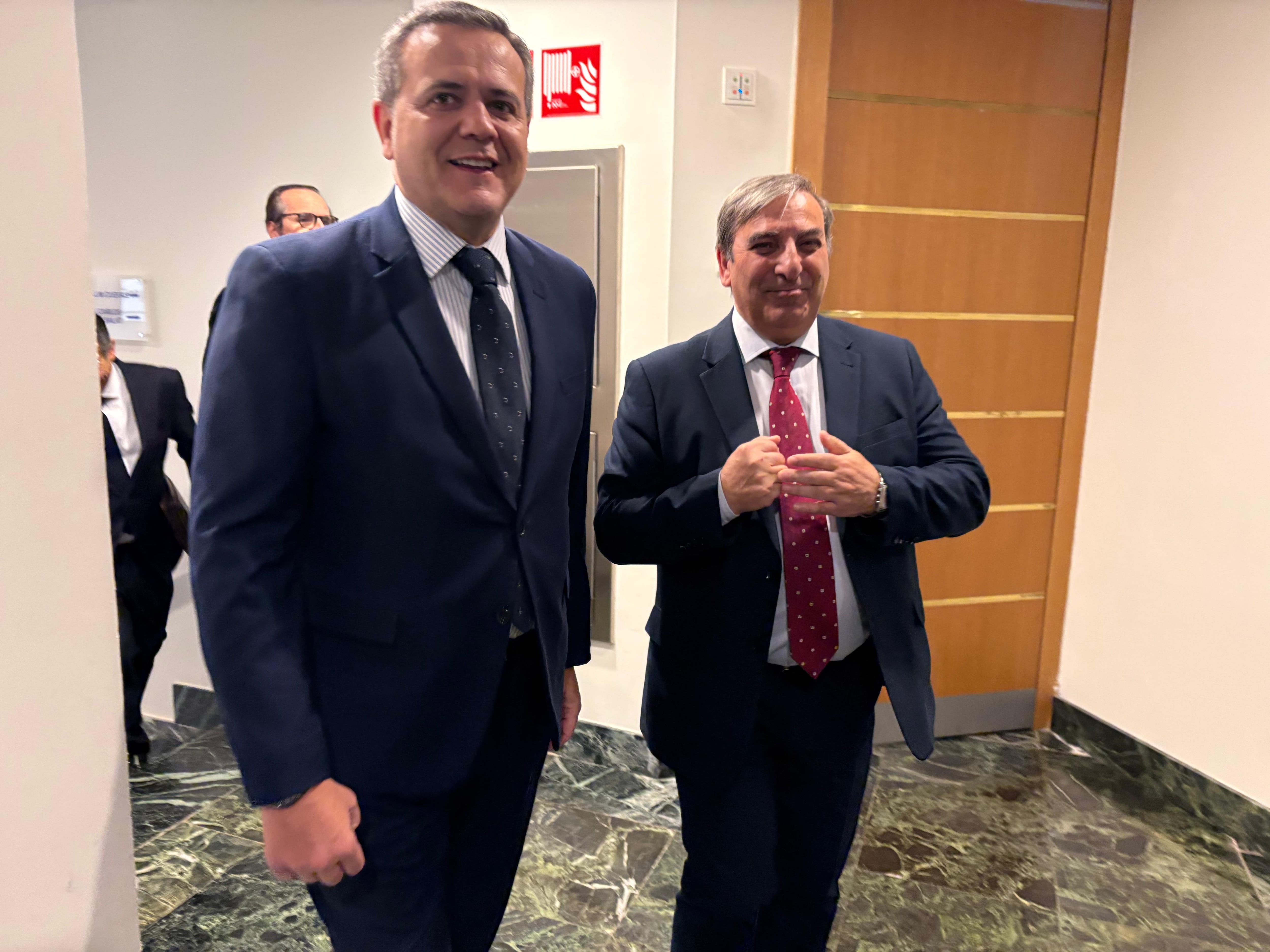 Los consejeros de Movilidad y Transformación Digital de Castilla y León, José Luis Sanz Merino, y de Vivienda, Transportes e Infraestructuras de Madrid, Jorge Rodrigo