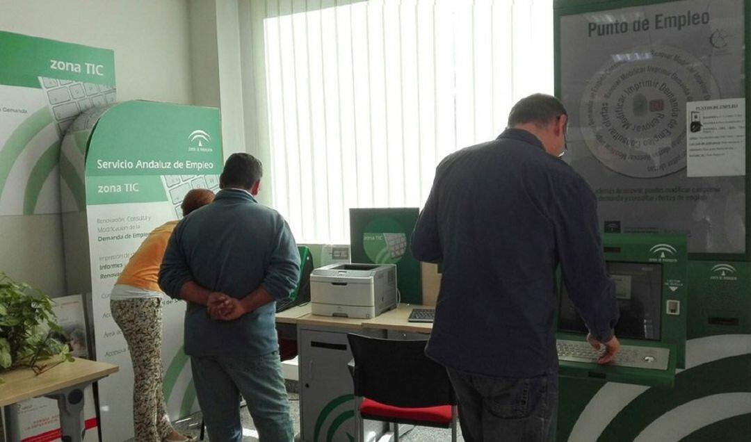 Ciudadanos en una de las oficinas del Servicio Andaluz de Empleo 