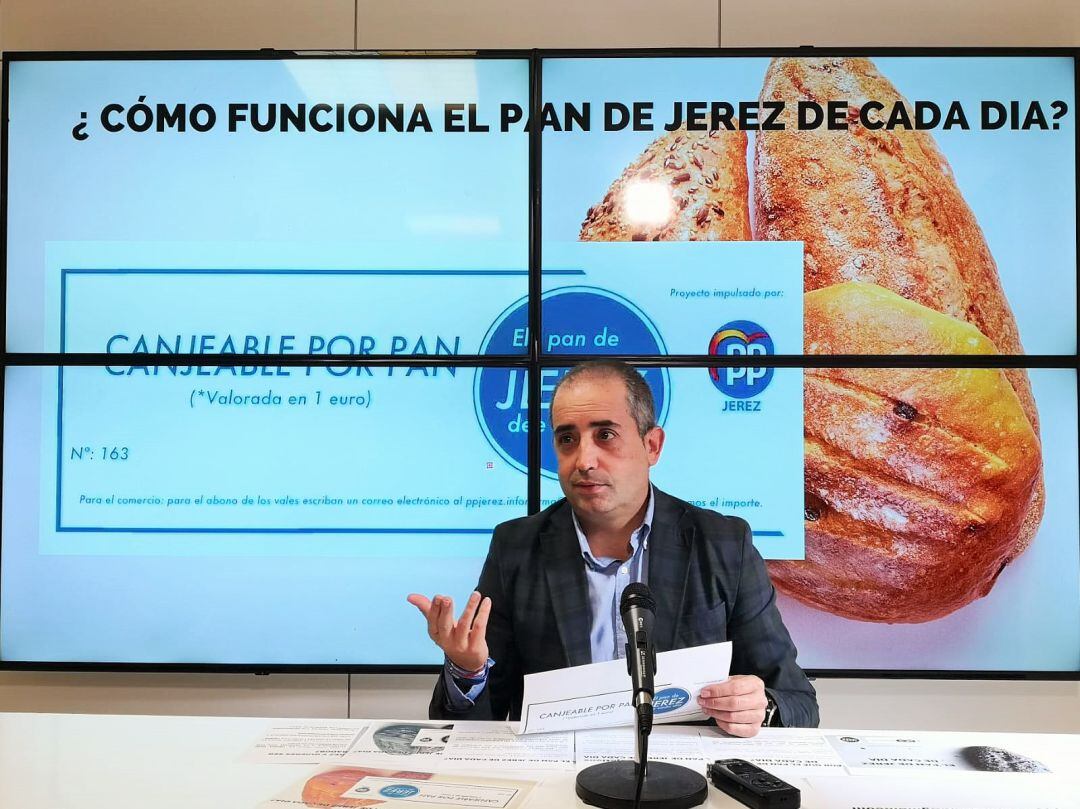 Antonio Saldaña, concejal del PP, durante una rueda de prensa en la sede del grupo municipal popular en la plaza de la Yerba