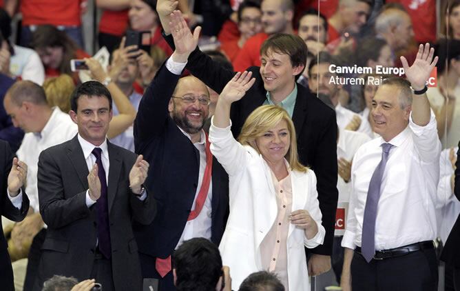 La candidata del PSOE, Elena Valenciano; el primer ministro francés, Manuel Valls (i); el candidato de los socialistas europeos, Martin Schulz (2i); y el líder del PSC, Pere Navarro (d) durante el acto central de la campaña europea del PSC, hoy en Barcelo