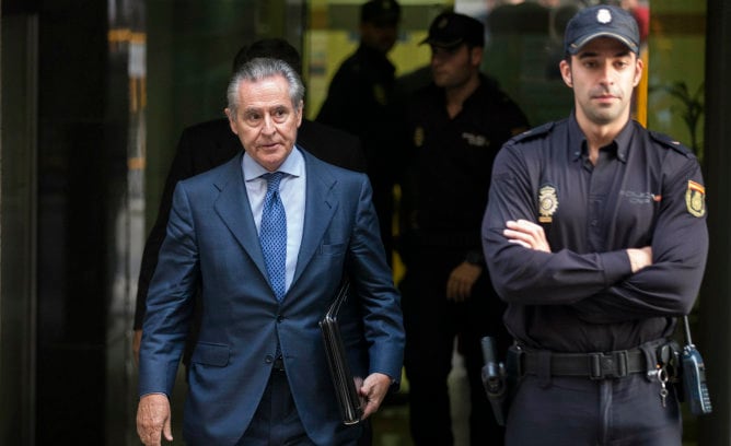 El expresidente de Caja Madrid, Miguel Blesa, a su salida tras declarar en los juzgados por el caso de las tarjetas fantasma