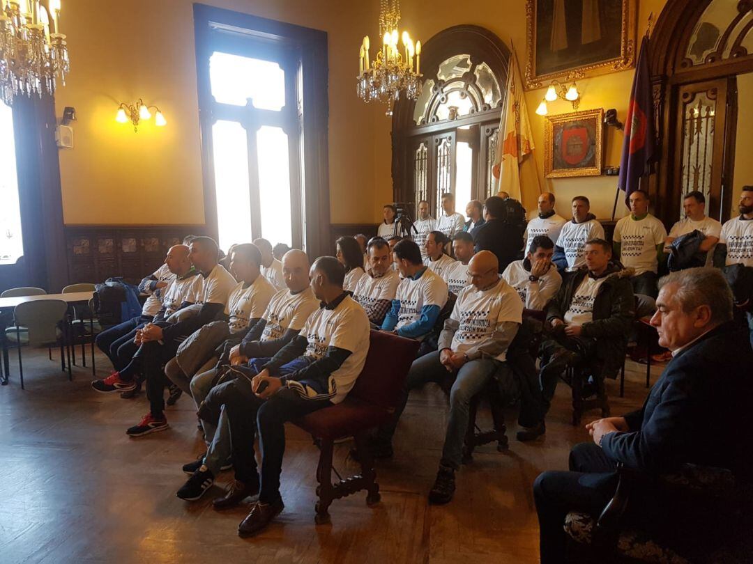 Los policías, tras ser expulsados, han continuado su protesta a las puertas del Ayuntamiento de Ávila