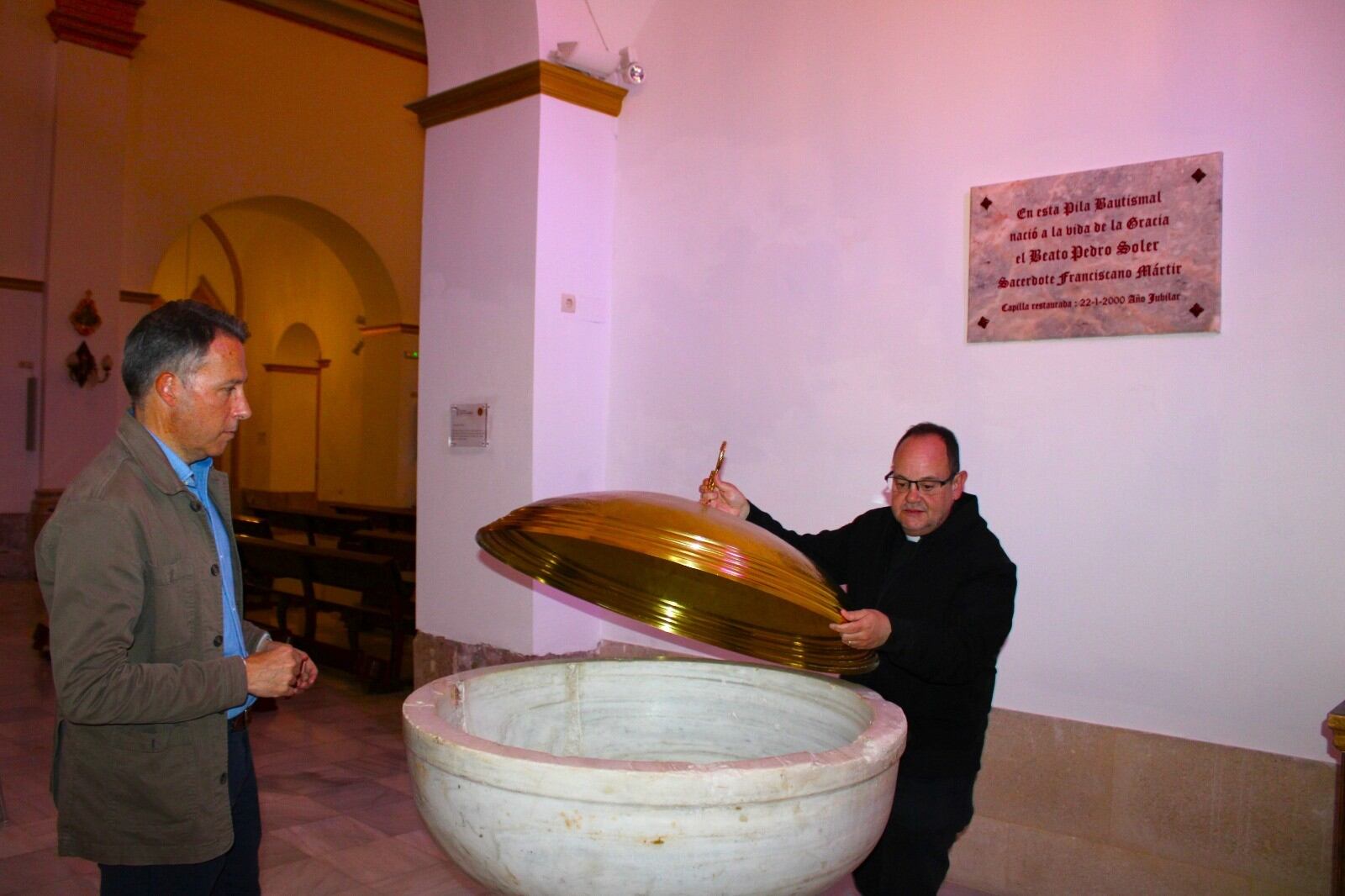 En la iglesia de San Cristóbal de Lorca se conserva la pila en la fue bautizado Fray Pedro Soler Méndez hace casi dos siglos.