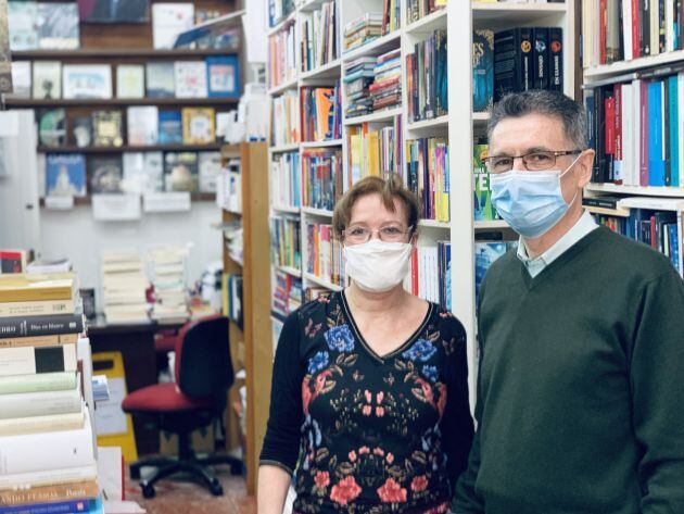 Juan Manuel Fernández y su esposa en la librería Manuel de Falla