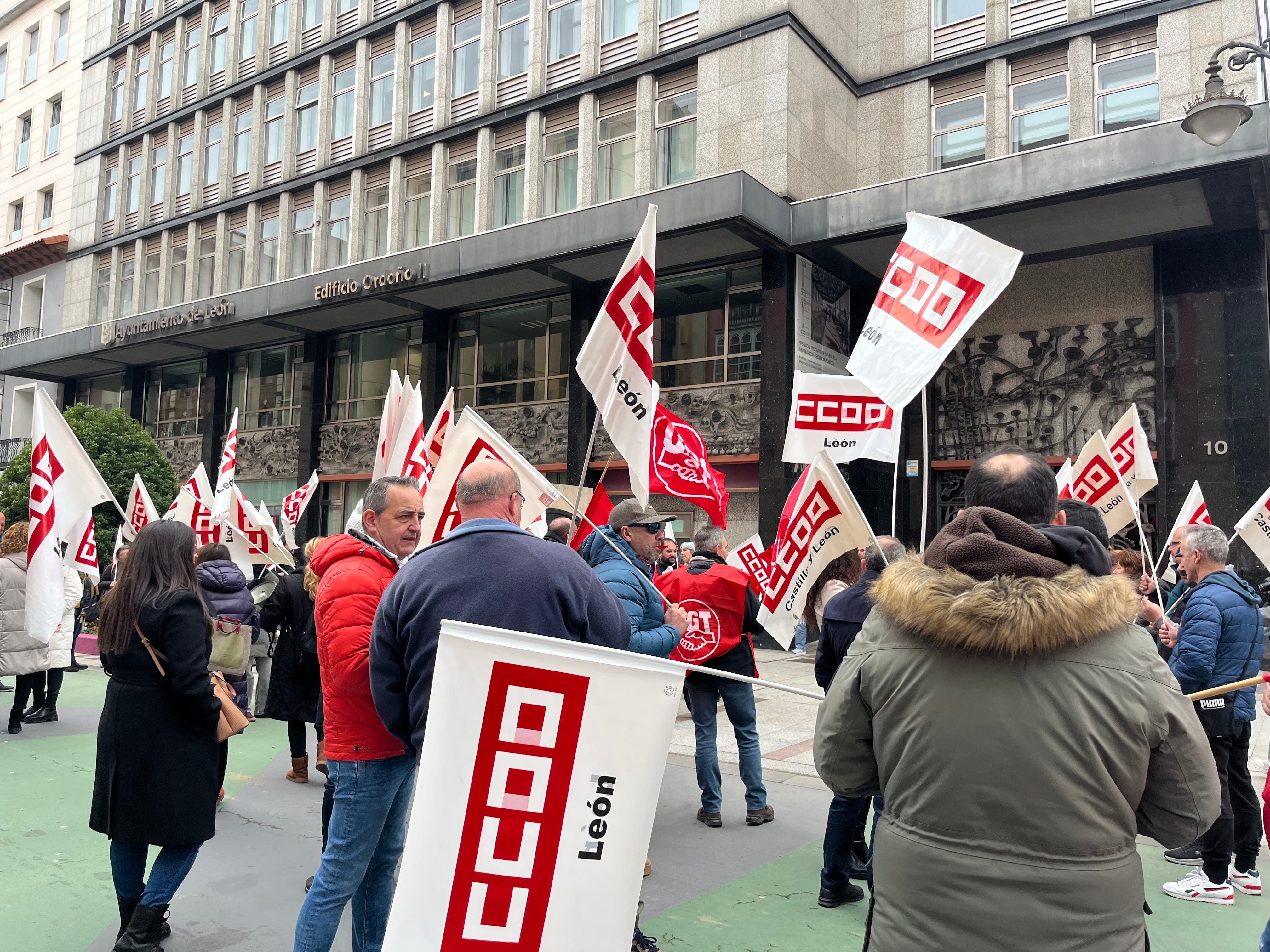 Concentración de trabajadores de los autobuses urbanos frente al Ayuntamiento de León