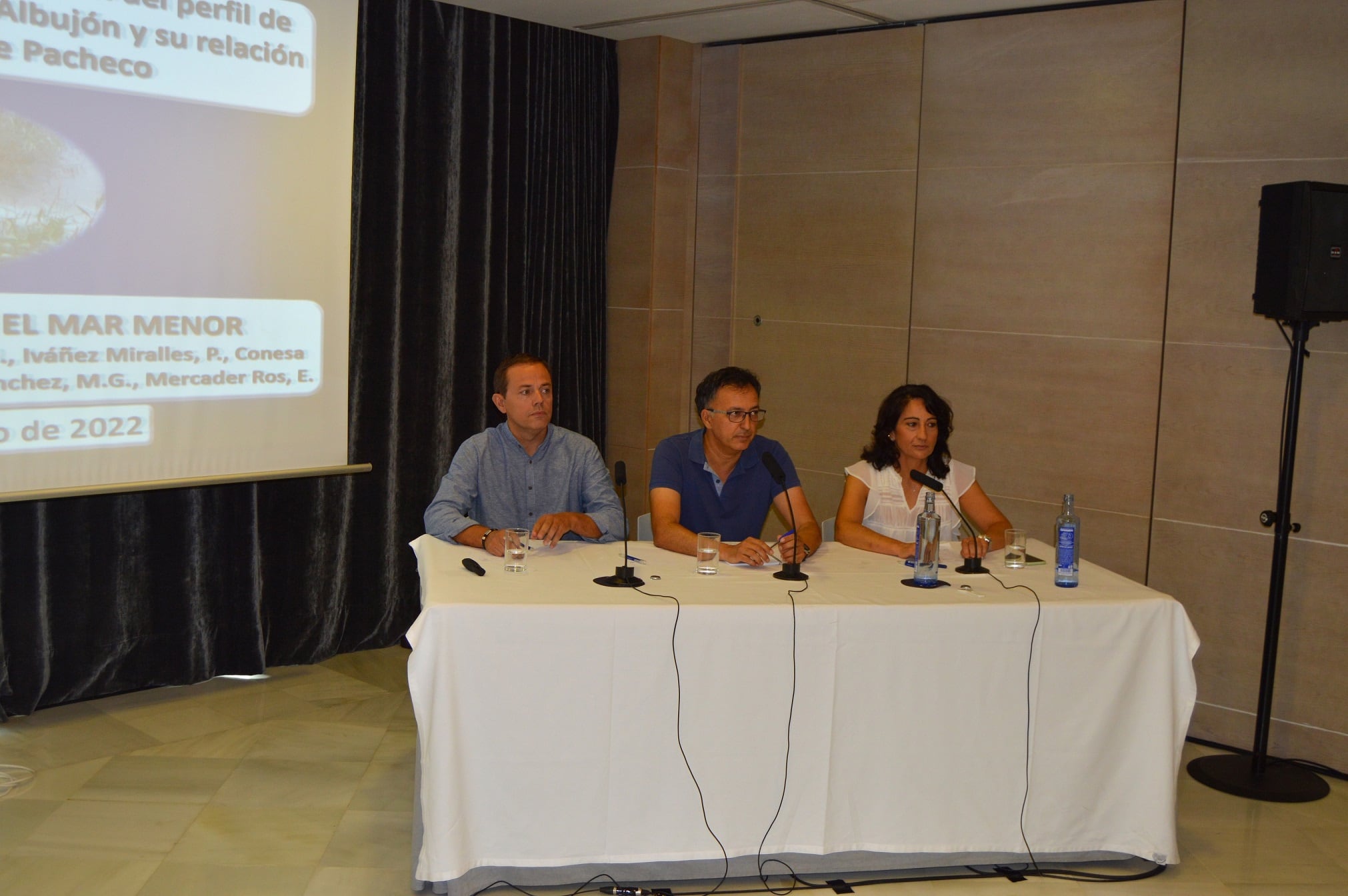 En la imagen de izquierda a derecha: Pedro Fernández, Doctor Ingeniero Agrónomo, junto con José Luis Angosto, Ingeniero Técnico Agrícola, y María Gloria Lara, Ingeniero Técnico Agrícola,