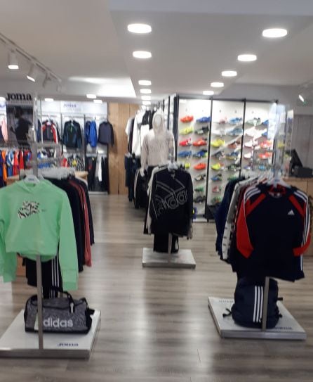 Interior de Dequip, la nueva tienda deportiva del grupo Artiza en Palencia