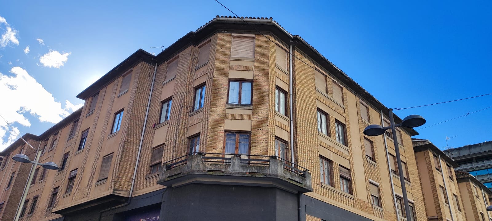 El edificio de la antigua estación de autobuses de Pamplona acoge viviendas de titularidad municipal.