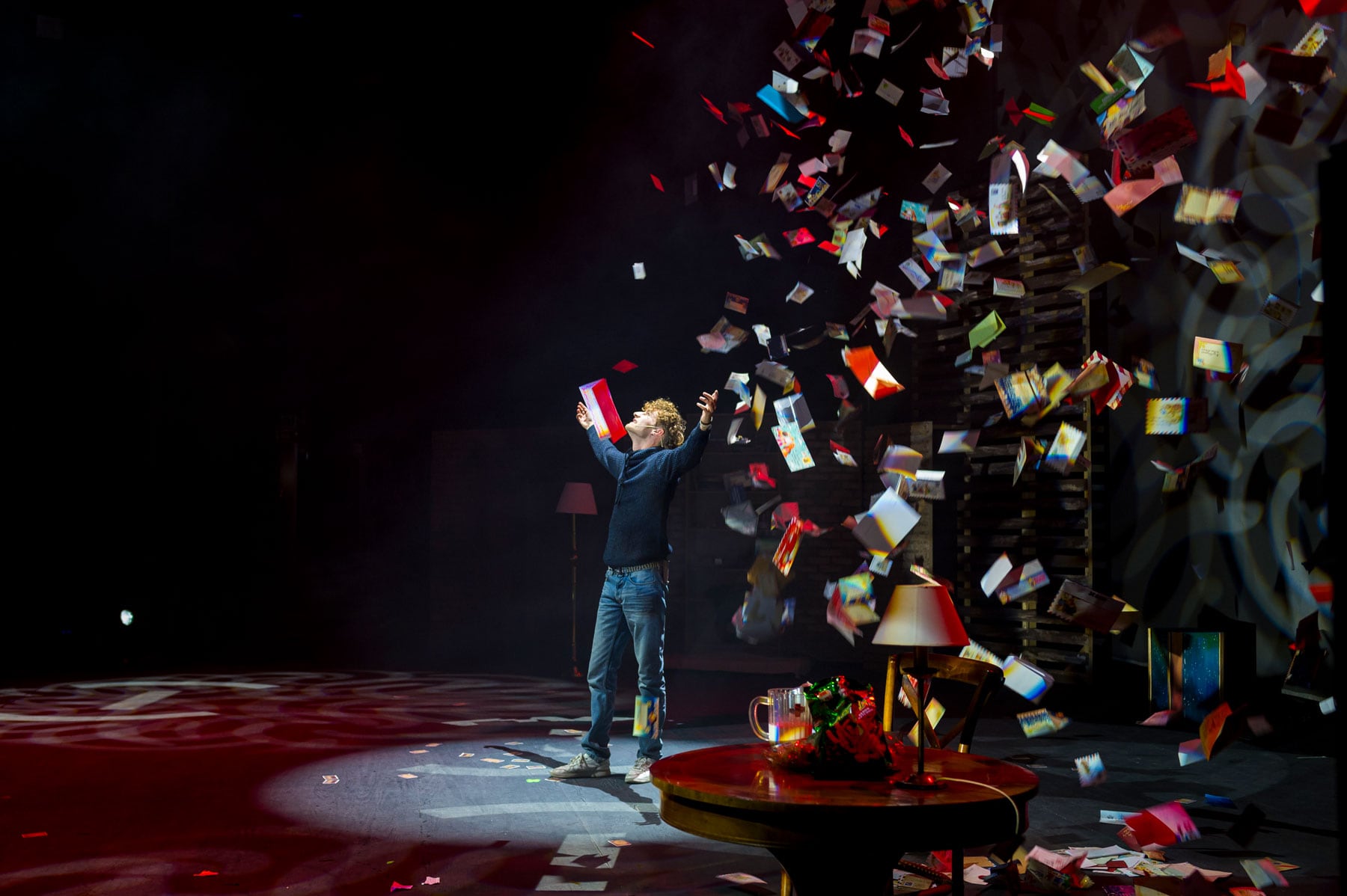 Hugo Aracil sobre el escenario del Teatre Calderón en uno de los instantes del montaje 'La Nit de Reis'