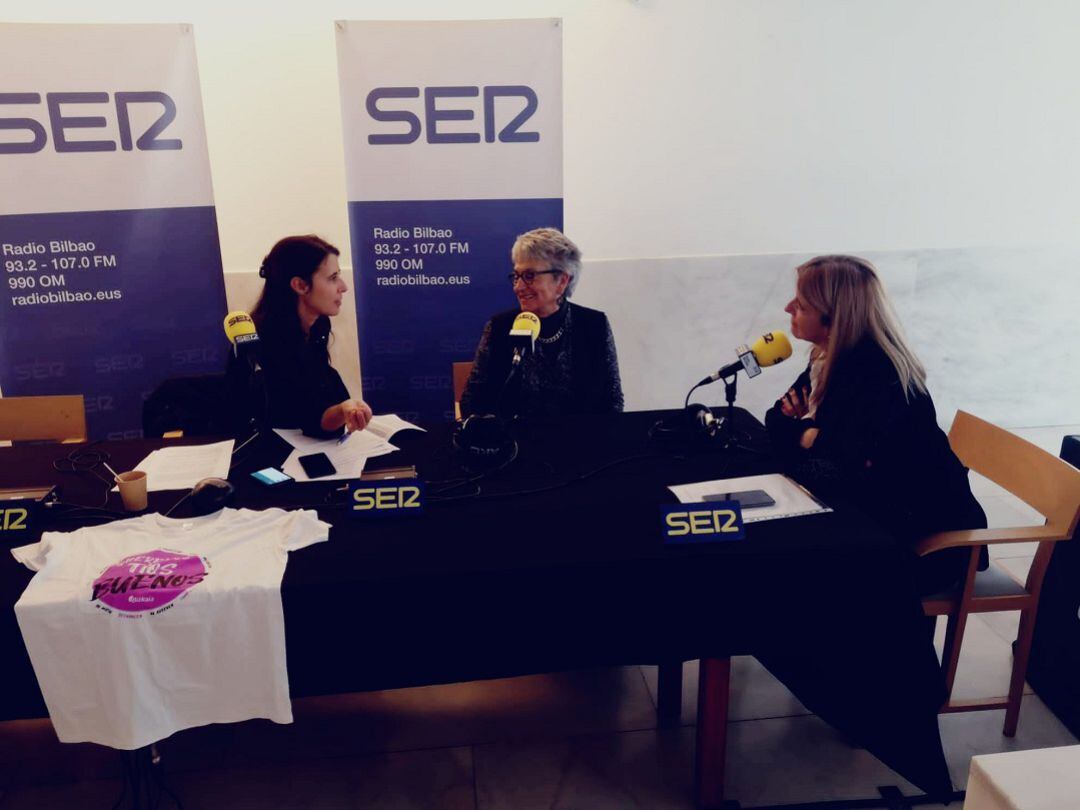 La socióloga y feminista Amparo Tomé y la diputada de Igualdad, Teresa Laespada, junto con la presentadora del programa Hoy por Hoy Bilbao, Azul Tejerina