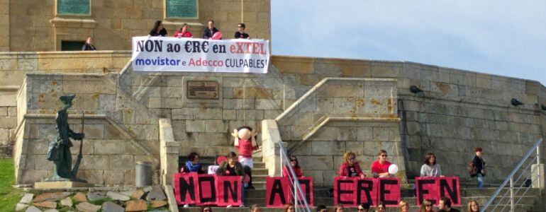 Trabajadores de Extel rodean la torre de Hércules en protesta por el ERE