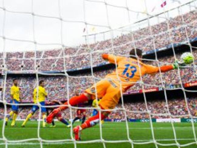 Javi Varas para llegar al disparo de Suárez.