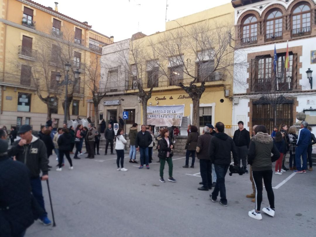 Momento de laconcentración con la pancarta ante la puerta del ayuntamiento