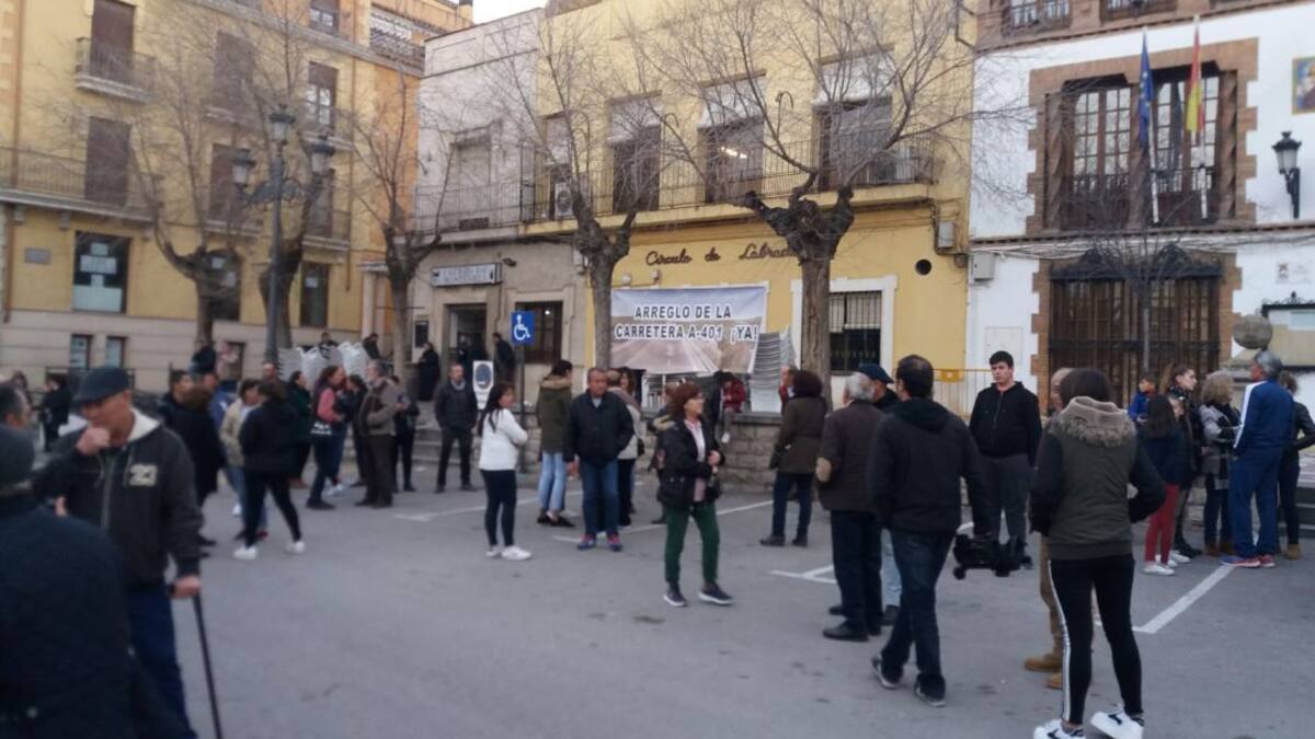 Podemos apenas reune a 80 personas en su protesta para el arreglo de la A-401