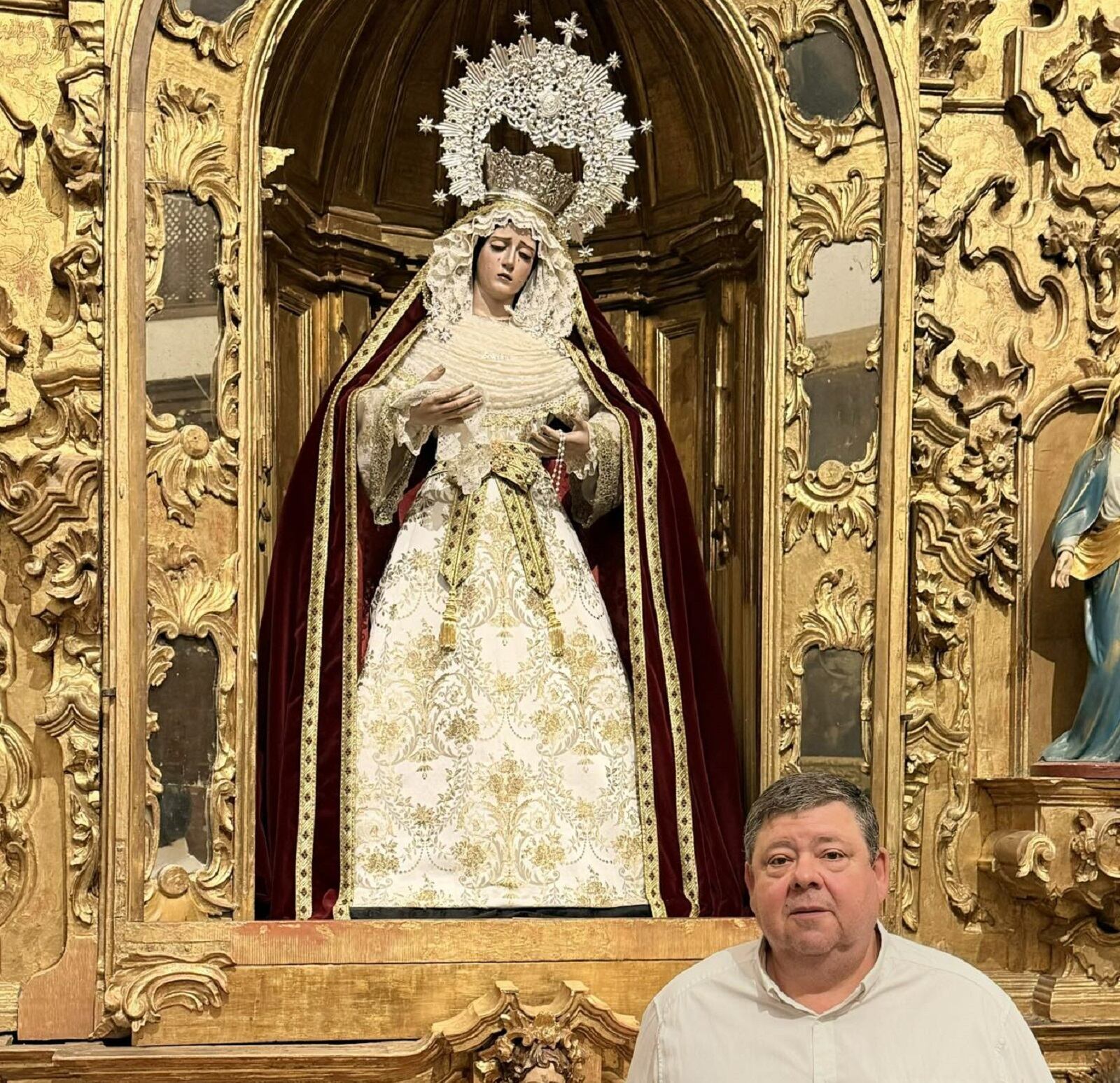 El compositor y músico, Francisco Morales Lozano, ante la Virgen de la Soledad de Baeza.