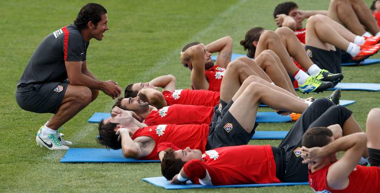 El técnico argentino dirige a los jugadores del Atlético en un entrenamiento.