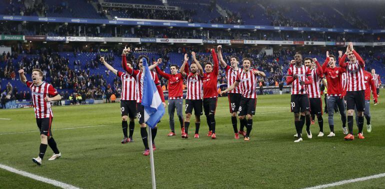 Athletic Bilbao players celebrate defeating Espanyol during their semi-final second leg Spanish King&#039;s Cup trophy match, near Barcelona March 4, 2015. REUTERS/Albert Gea (SPAIN - Tags: SPORT SOCCER)