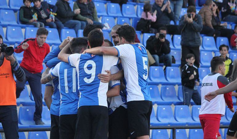 Los jugadores del Hércules celebran un gol en el Rico Pérez