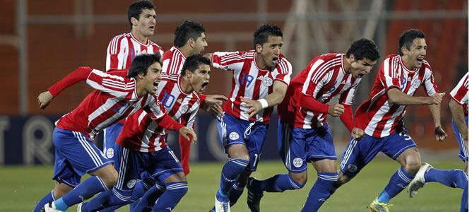 Los jugadores del Paraguay celebran su victoria frente a Venezuela tras los penaltis.