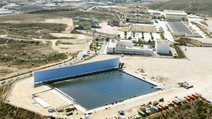 Tanque de Ciudad de la Luz con los estudios al fondo. Imagen de archivo