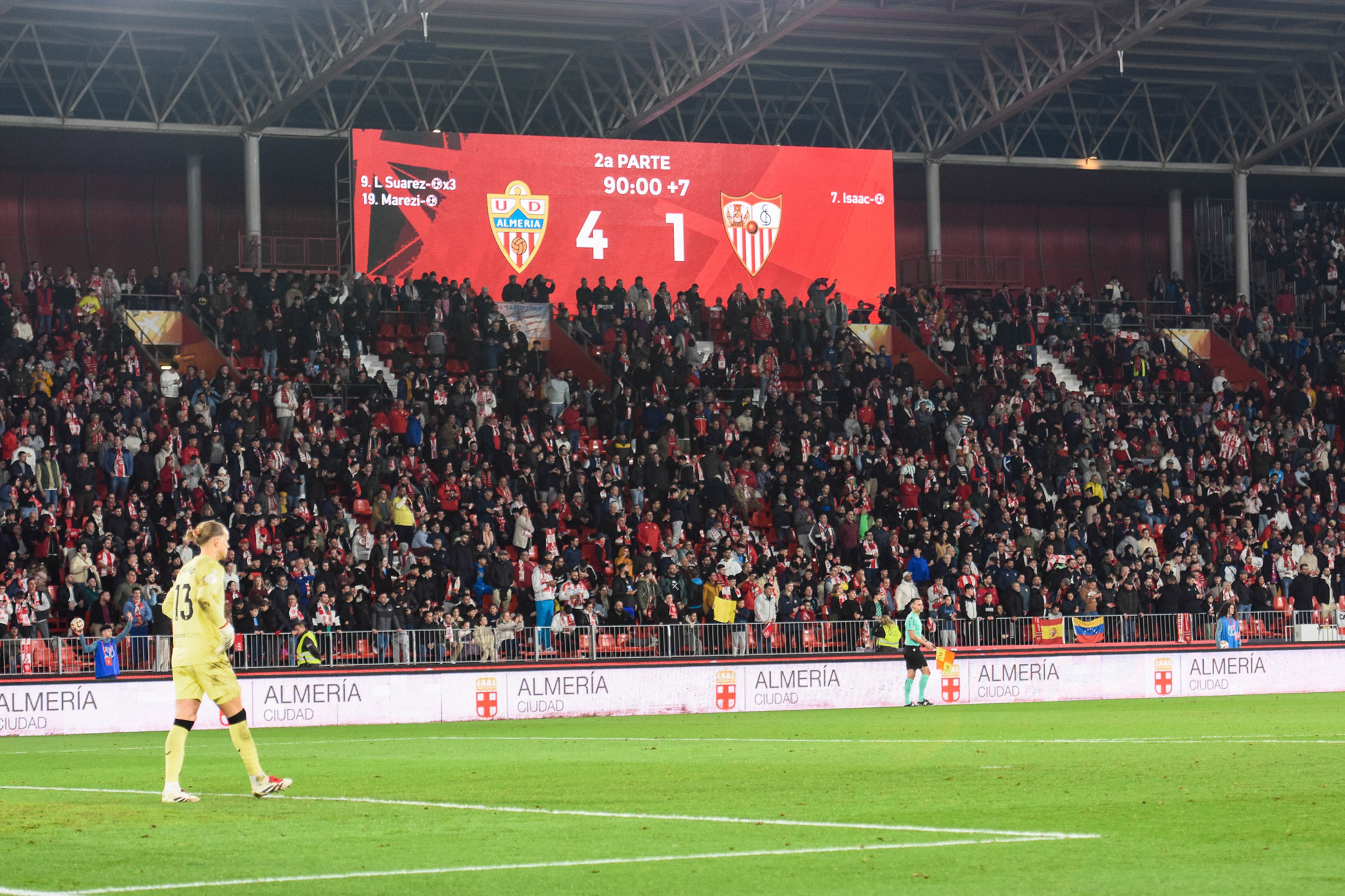 Los seguidores del Almería disfrutaron de dos partidos en casa, uno de ellos con festival de goles.