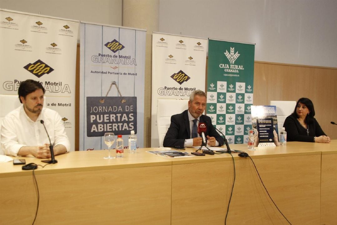 El presidente de la Autoridad Portuaria de Motril, Jose García Fuentes, junto con miembros de la organización enl a presentación de las Jornadas de Puertas Abiertas