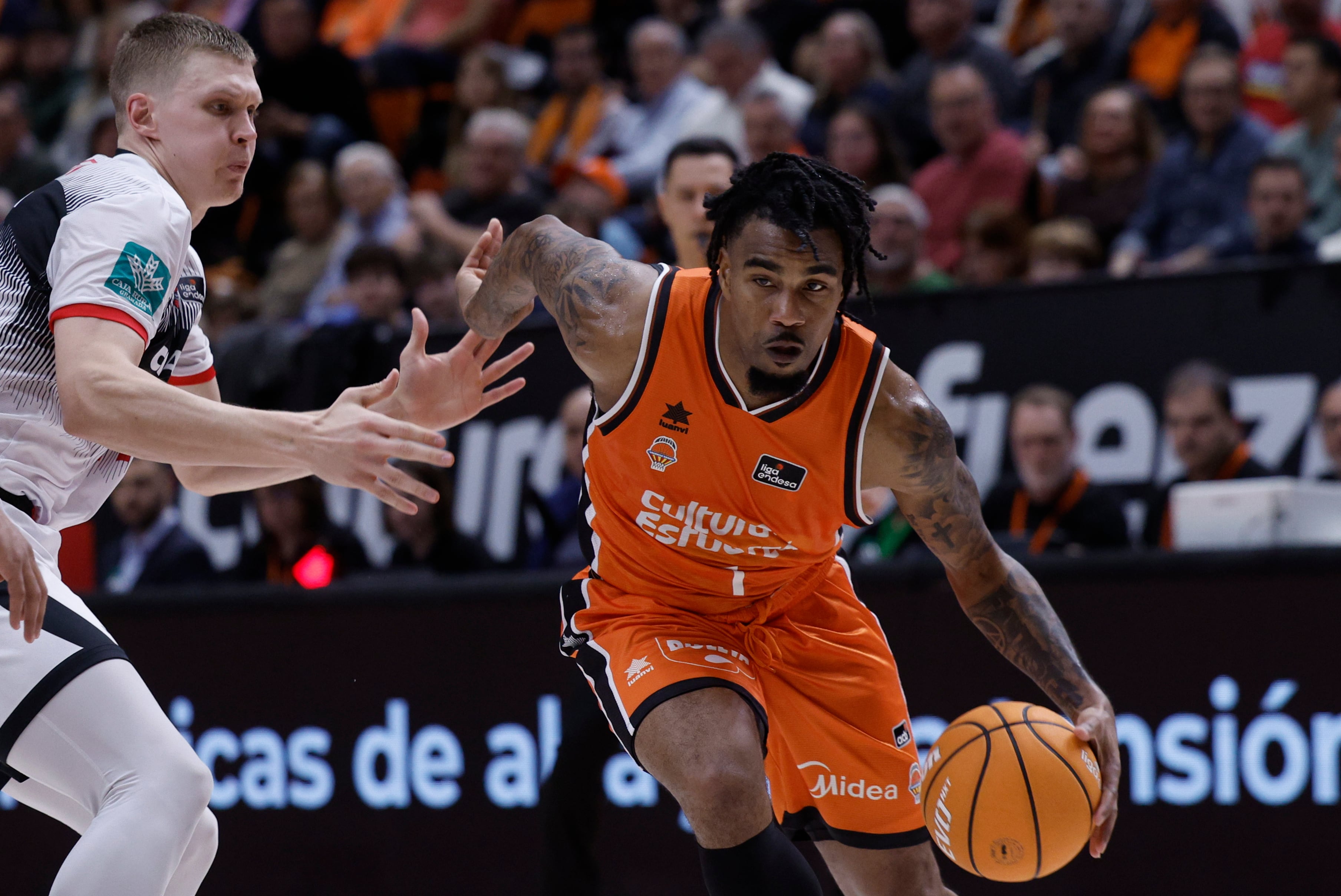 VALENCIA, 11/01/2025.- El base estadounidense del Valencia Basket Chris Jones (d) durante el partido de Liga Endesa de baloncesto que disputan ante el Covirán Granada este sábado en la Fuente de San Luis, en Valencia. EFE/ Kai Forsterling
