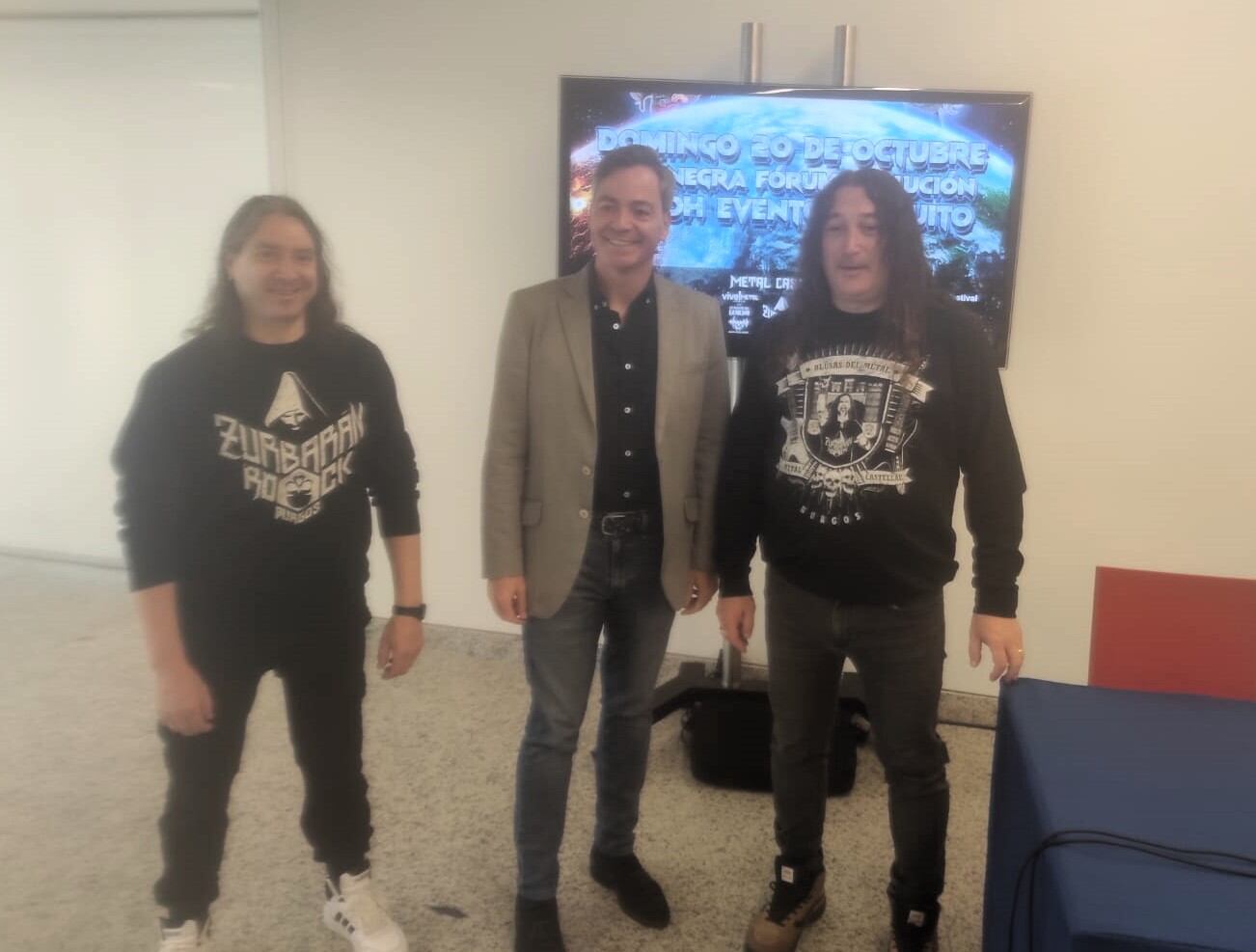 César Barriada -centro-, presidente de Pro Burgos, junto a Israel Hernando -derecha-, presidente de la Asociación Metal Castellae y otro miembro del colectivo. / Foto: Radio Castilla