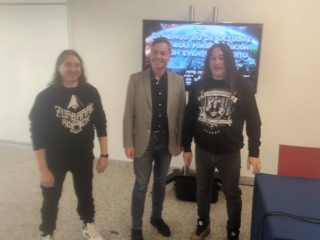 César Barriada -centro-, presidente de Pro Burgos, junto a Israel Hernando -derecha-, presidente de la Asociación Metal Castellae y otro miembro del colectivo. / Foto: Radio Castilla