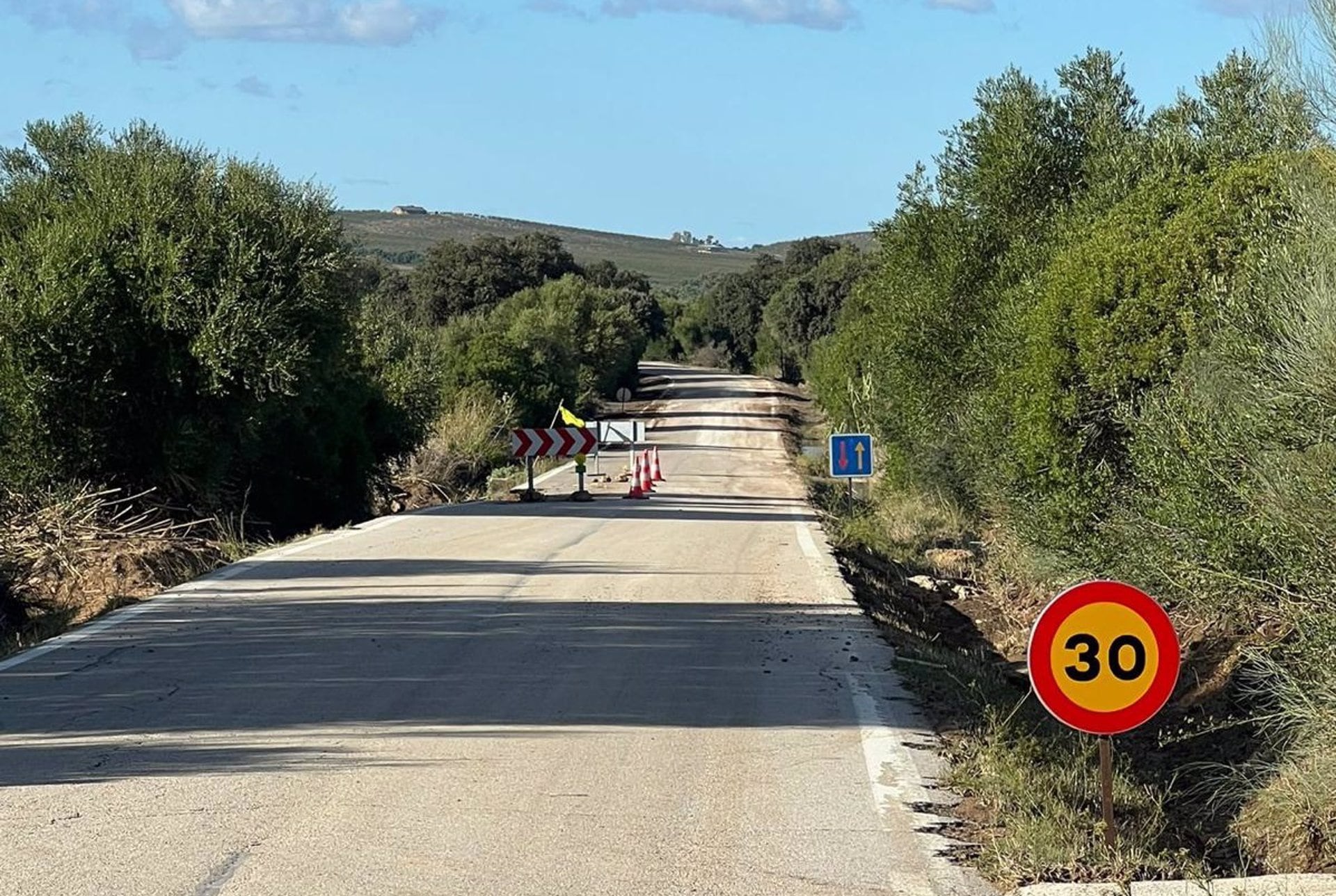Restablecido el tráfico en la carretera CA-8101 en Villamartín cortada por las lluvias de la semana pasada
