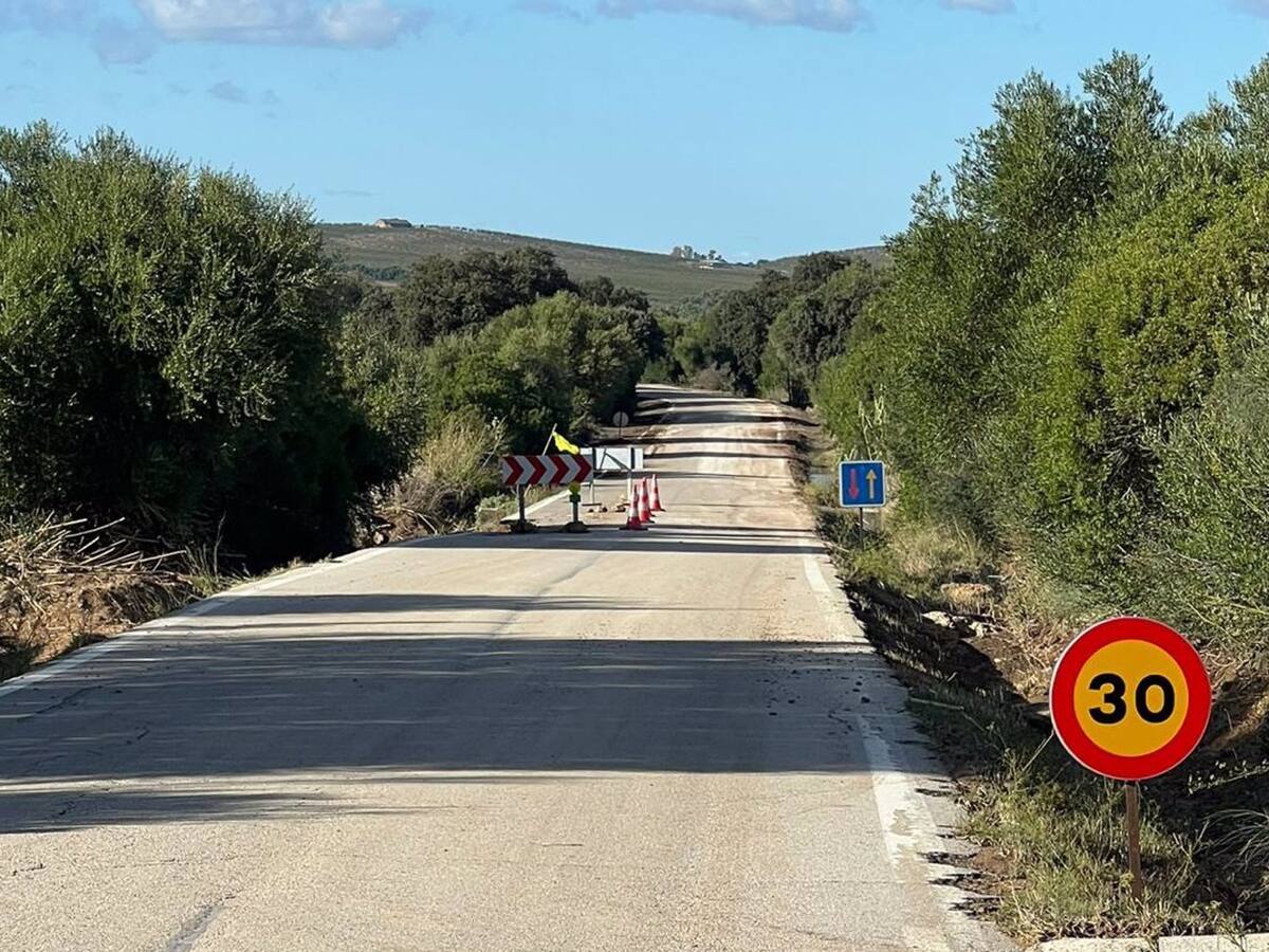 Restablecido el tráfico en la carretera CA-8101 en Villamartín cortada por las lluvias de la semana pasada