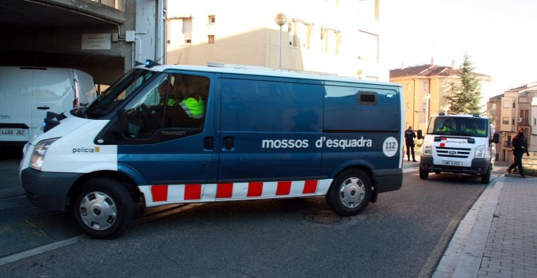 Dos furgonetas de los Mossos d&#039;Esquadra. Archivo.