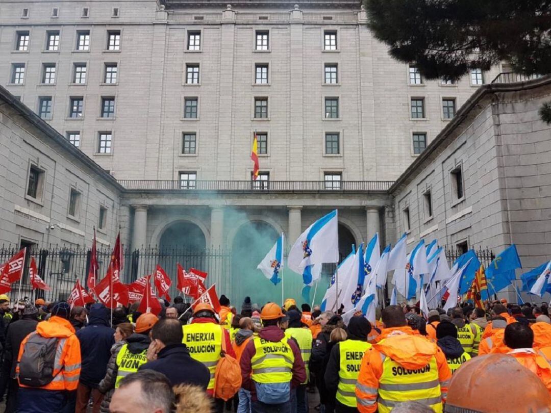 Trabajadores de distintas empresas manifestándose frente al ministerio.