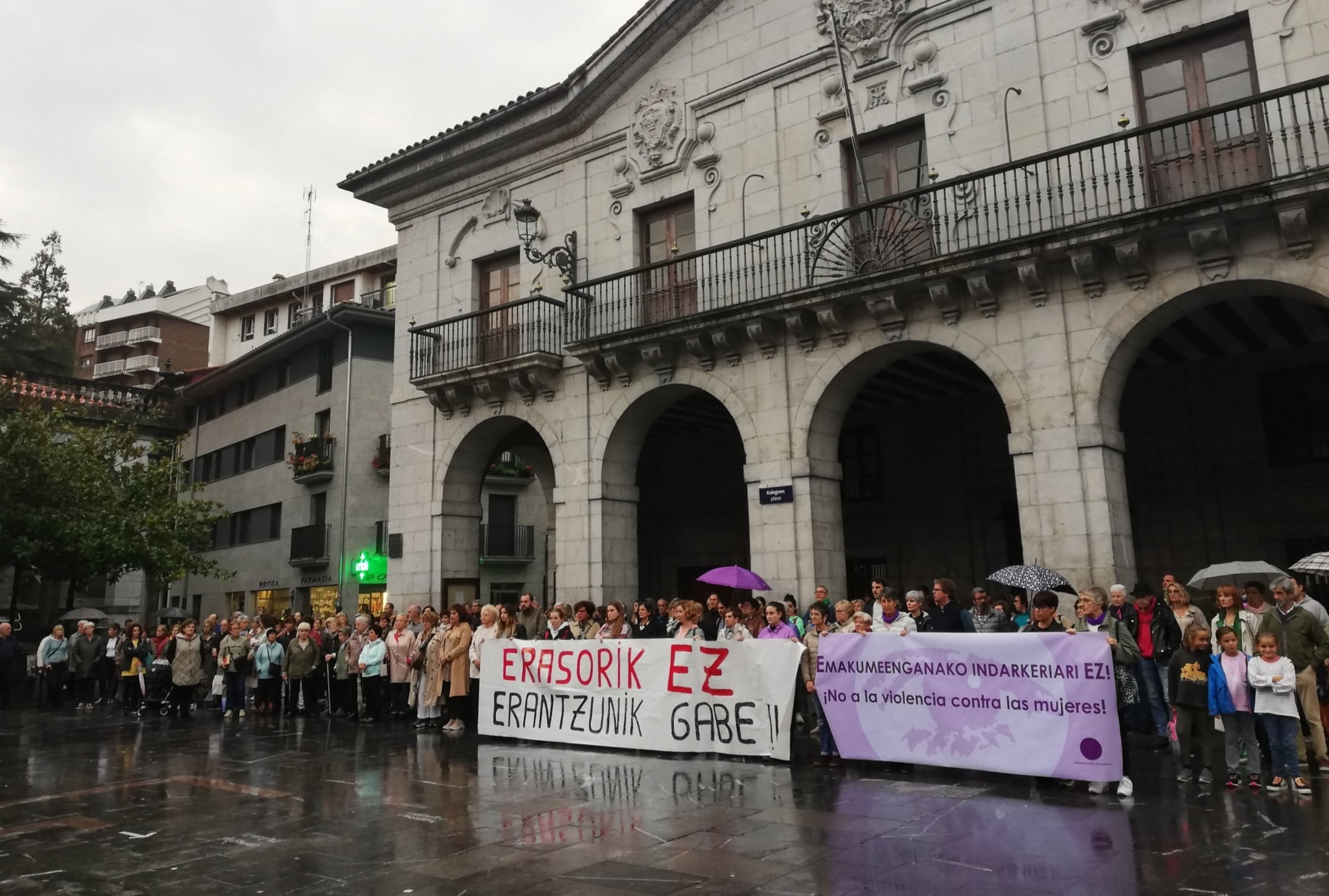 Concentración frente al Ayuntamiento de Elgoibar por un asesinato machista en la localidad