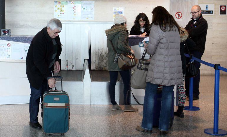 Pasajeros en las instalaciones del aeropuerto de Valladolid