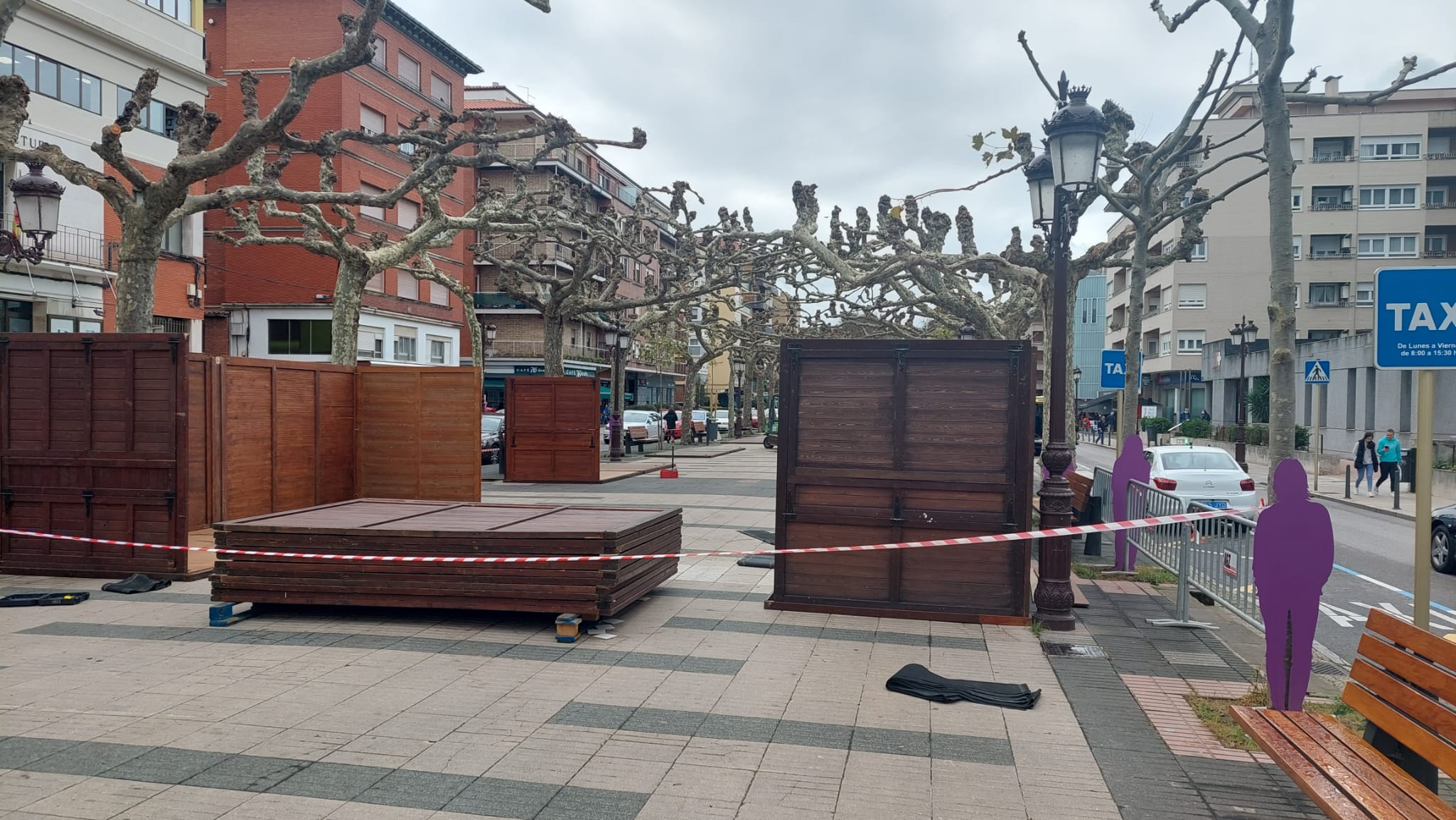 Montaje del mercadillo de navidad en la Avenida España