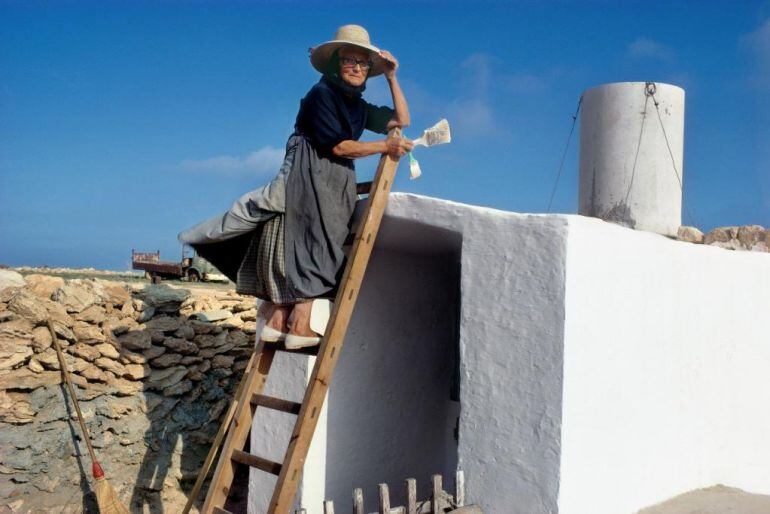 Payesa pintando una cisterna en Formentera 