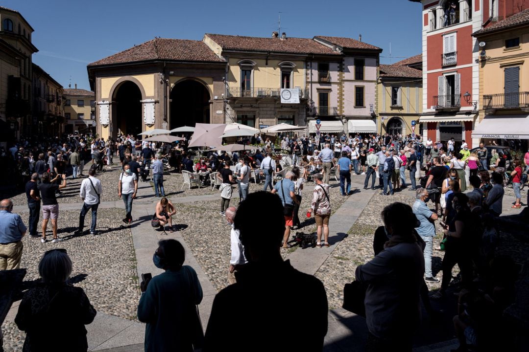 Multitud en una plaza de la localidad italiana de Codogno