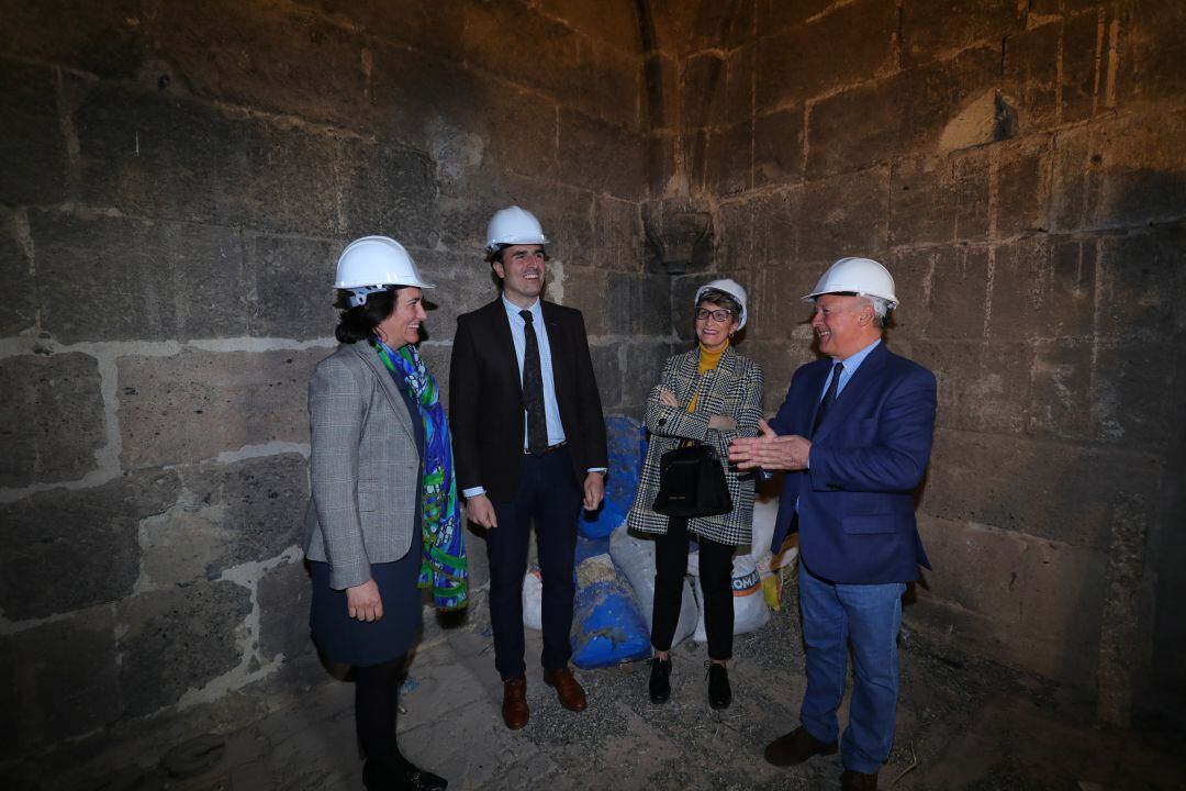 La consejera de cultura y turismo y la corporación de Nava del Rey visitan las obras de los Santos Juanes