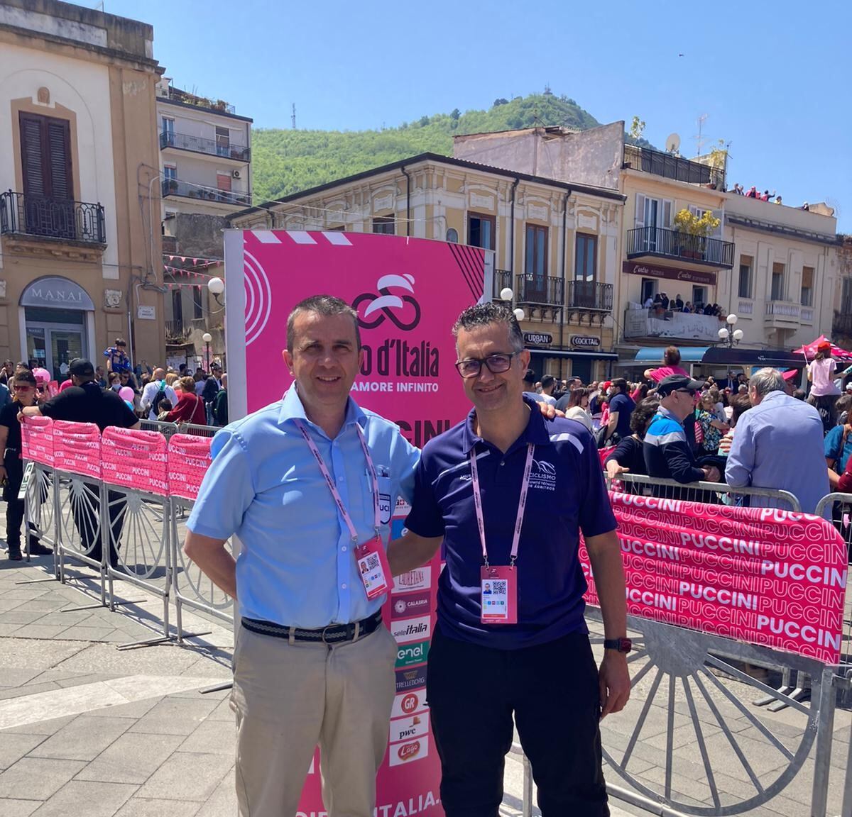 Juan Martín, a la izquierda, con el árbitro gallego afincado en Almería Rogelio Buceta en el Giro de Italia.