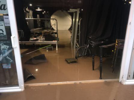 Imagen de las instalaciones de La Teatrería anegadas por el agua del río Pas.