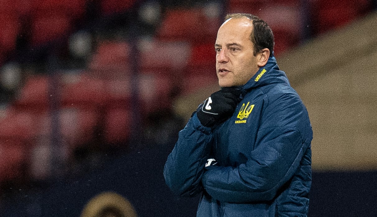 El exentrenador del FC Barcelona femenino, Lluís Cortés, durante su etapa como seleccionador de Ucrania. (Ross MacDonald/SNS Group via Getty Images)