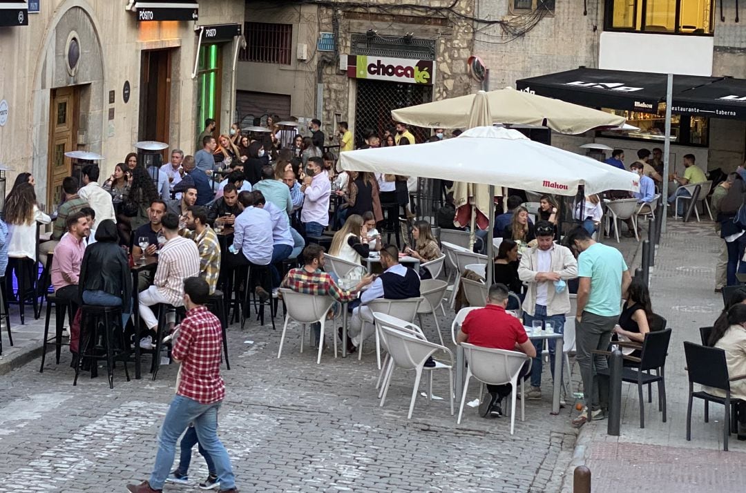Varias personas en terrazas de establecimeintos hosteleros de la capital.