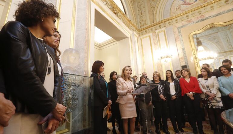 Diputadas de PP, PSOE y C&#039;s han celebrado en el Congreso el Día de la Mujer con un homenaje a Clara Campoamor que ha encabezado la presidenta de la cámara, Ana Pastor.