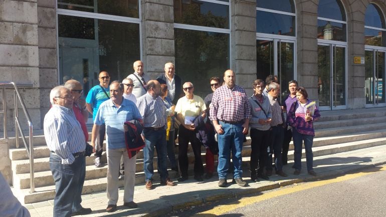 Concentración de CCOO y UGT a las puertas de la Subdelegación del Gobierno en el Día del Mayor.