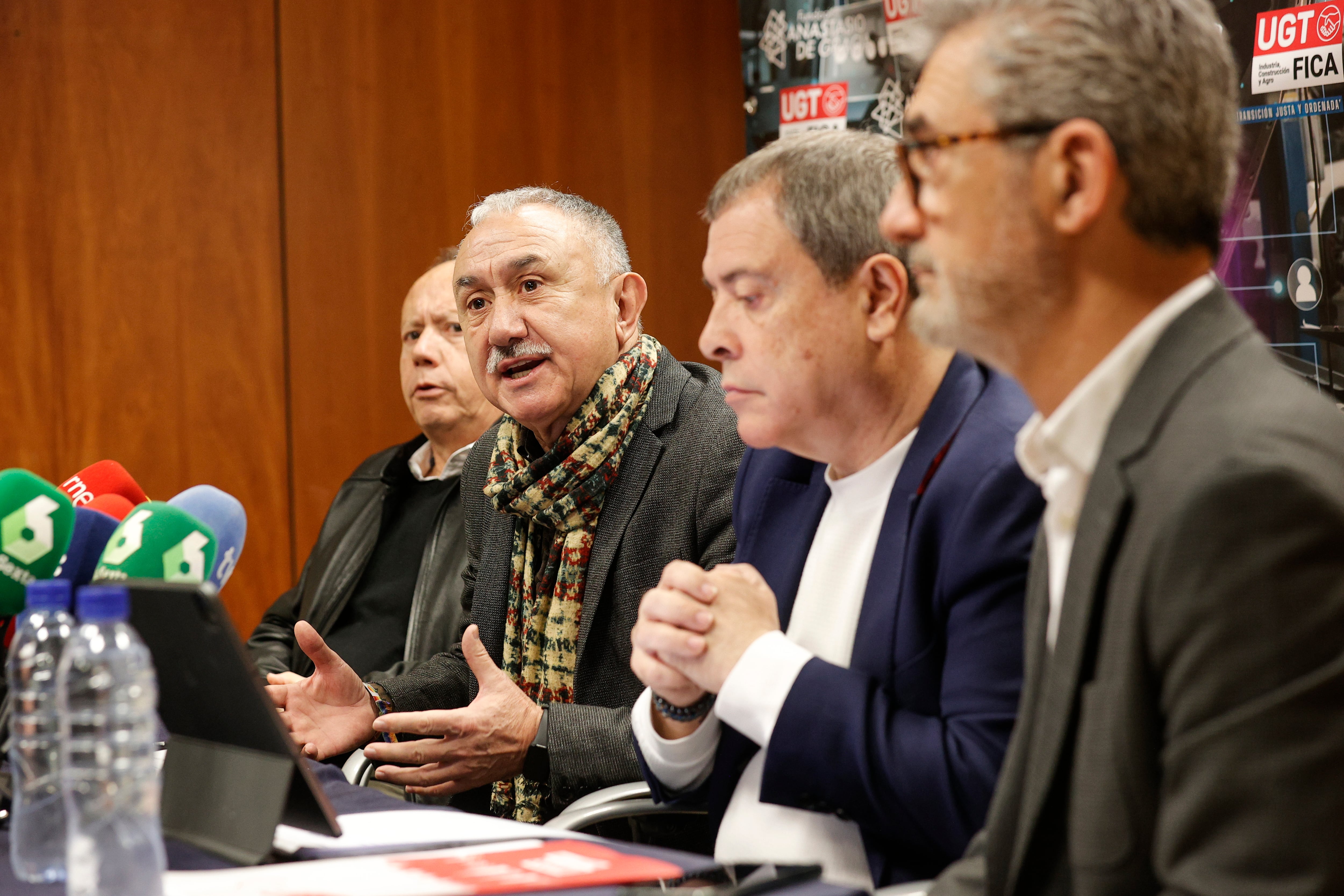 El secretario general de UGT, Pepe Álvarez (2º izqda), presenta las jornadas La Transformación del Sector Automovilístico. En la imagen Álvarez, junto al secretario general de UGT-PV, Ismael Sáez, el secretario general de FICA-UGT, Mariano Hoya y el secretario general de UGT FICA PV, Daniel Argente (izqda a dcha). EFE/Manuel Bruque