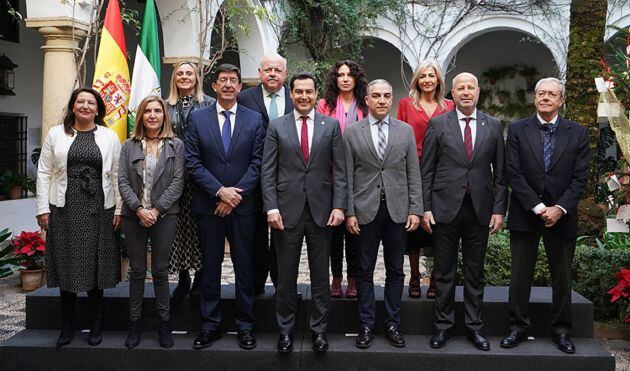 Foto de familia del Gobierno de la Junta de Andalucía en el Palacio de Viana