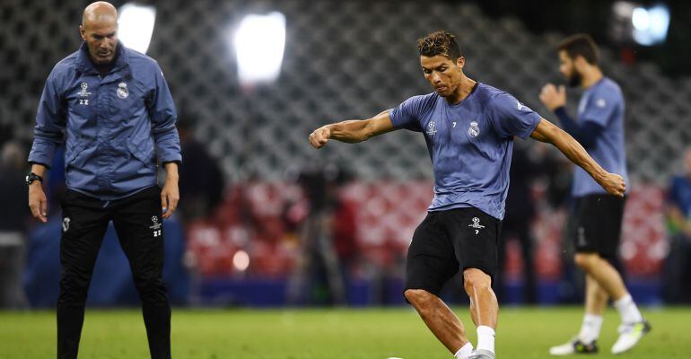 Zinedine Zidane observa como Cristiano Ronaldo golpea al balón en el entrenamiento previo a la final