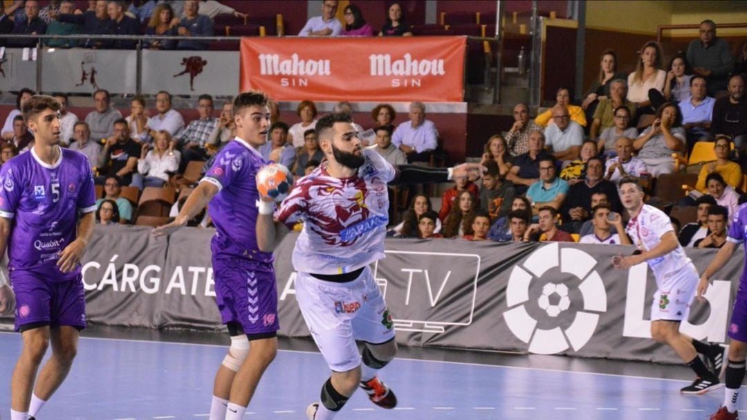 Rubén Marchán intenta un lanzamiento a portería ante el Guadalajara