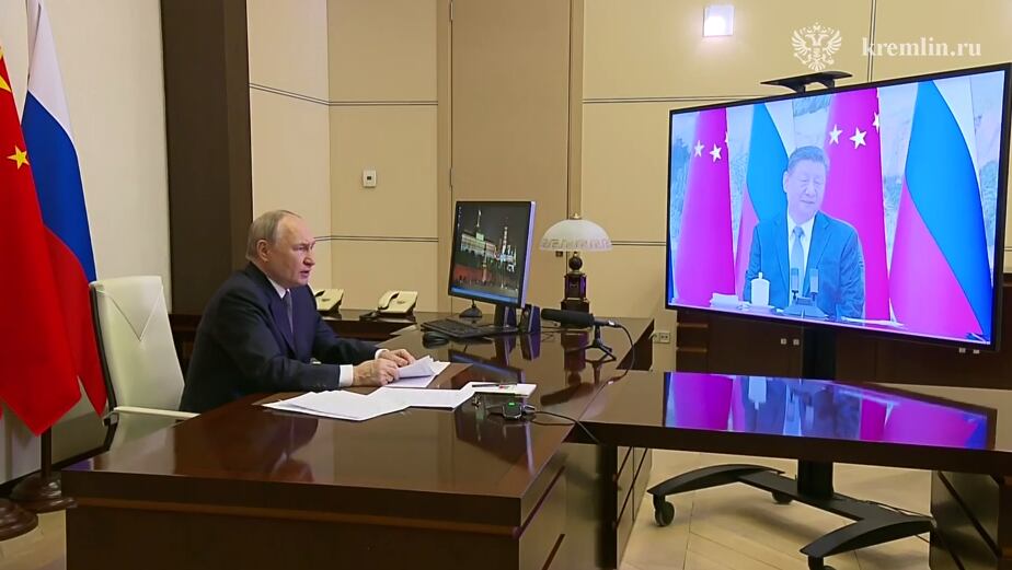 Un momento de la charla por videoconferencia entre Vladimir Putin y Xi Jinping en una imagen distribuida por el Kremlin